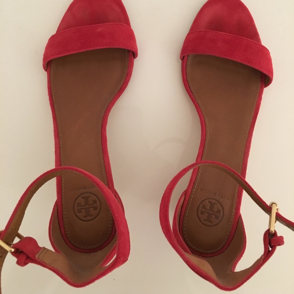 Tory Burch low heel suede sandals. Fushia color.